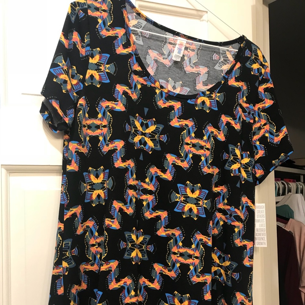 Lularoe classic tee.  New
